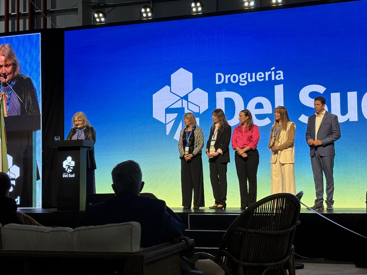 Con el Presidente de CILFA Jorge Belluzzo participamos de la ceremonia de Inauguración del décimo Centro de distribución de medicamentos de Droguería del Sud ubicado en Juárez Celman, Córdoba.

Es la concreción de una importante inversión que combina maquinarias de última