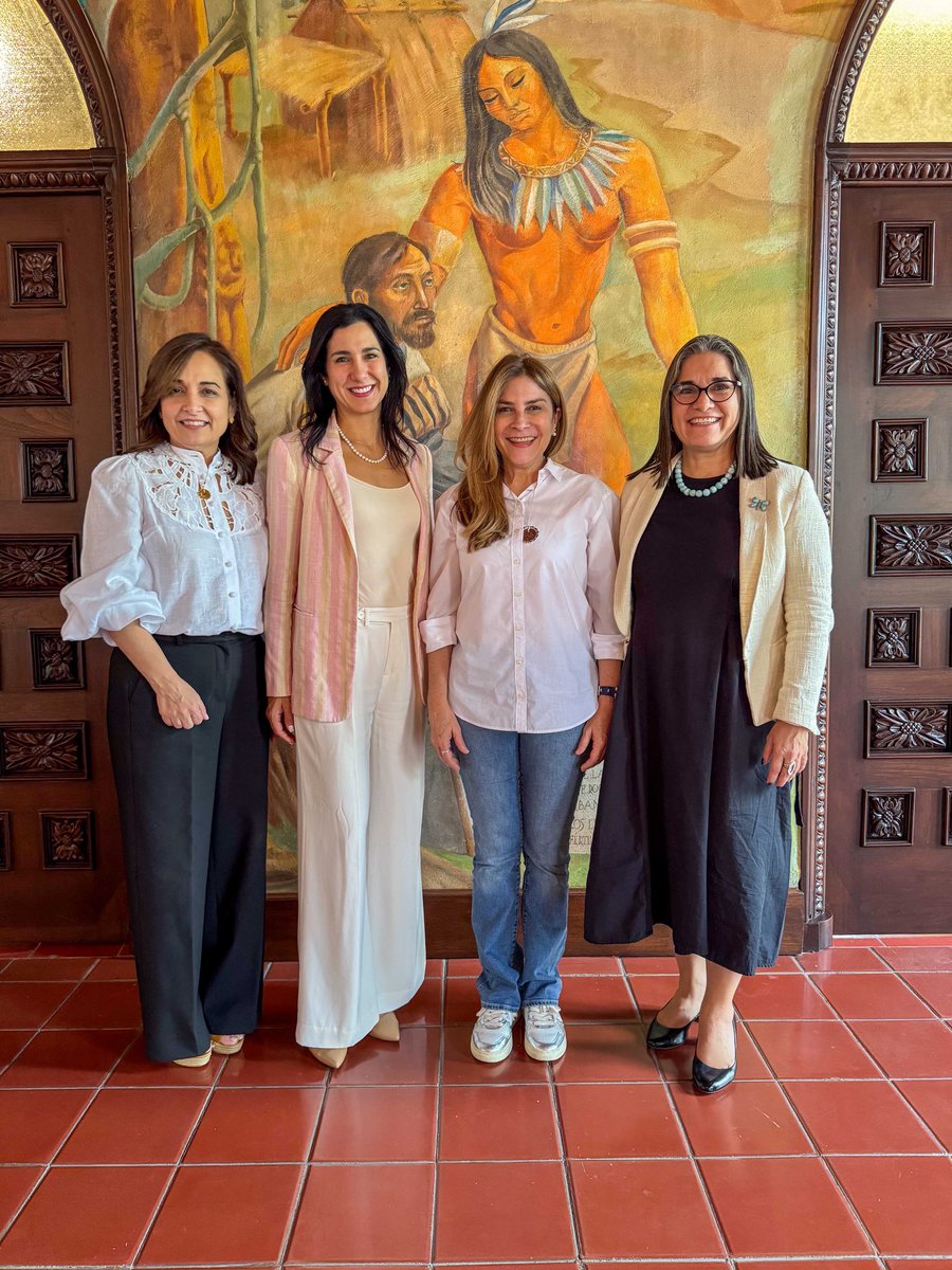 PNUDRD's tweet image. Gracias a @CarolinaMejiaG por el cálido recibimiento a @MichMuschett.
Desde @PNUDLAC y @PNUDRD reafirmamos nuestro compromiso con la innovación y el desarrollo sostenible en #SantoDomingo, fortaleciendo la gobernanza local y promoviendo bienestar para todas las personas.