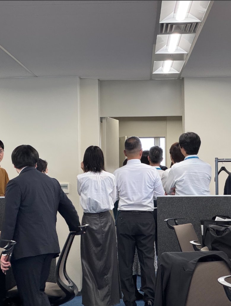 おはようございます☀
先月末に人材戦略室主導でオフィスコンビニが設置されました🏪
ビルの下にコンビニは入っていますが、ちょっとしたおやつや飲み物を買うのにぴったり🥰
設置初日は長蛇の列でした！
週後半の木曜日も頑張って行きましょう🙌