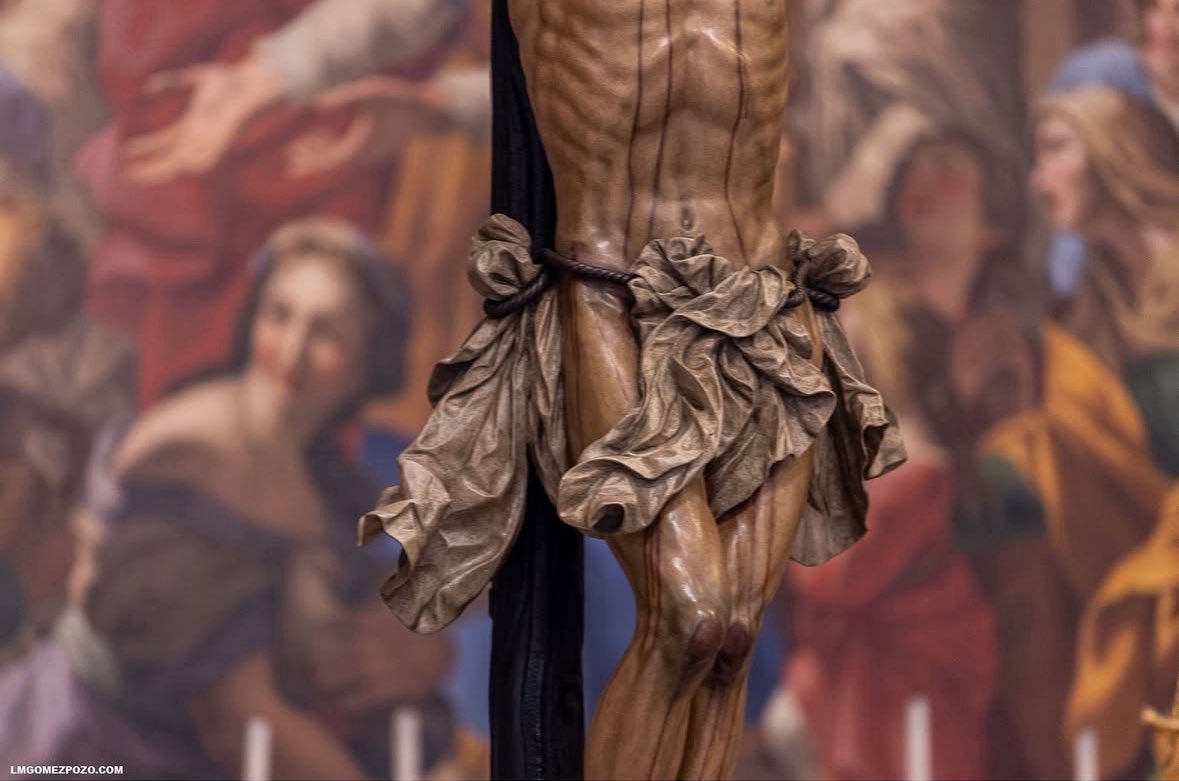El dramatismo pictórico del fondo deudor del barroco romano dialoga con la gubia de Ruiz Gijón:el paño de pureza del Cachorro se pliega como carne agónica, atrapando el pathos. Una sinfonía barroca entre óleo y madera, donde todo vibra, todo duele,todo vive

Simplemente magnífico