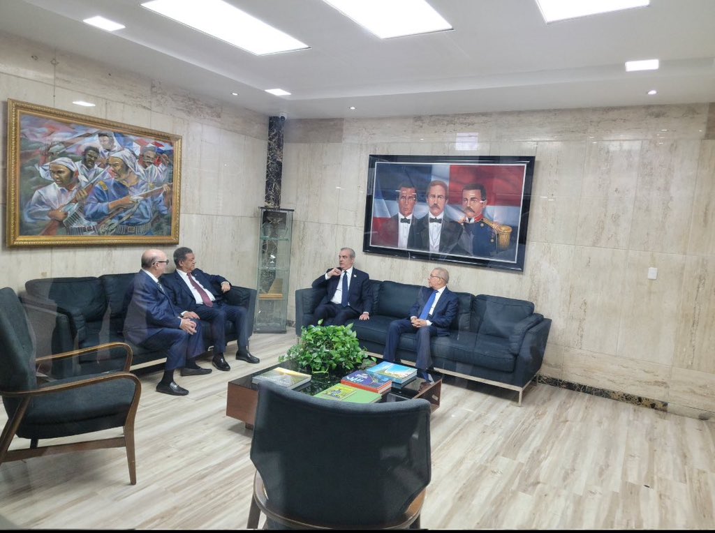 El presidente <a href="/luisabinader/">Luis Abinader</a> reunió a los expresidentes Fernández, Medina y Mejía para enfrentar juntos la migración haitiana.
Un gesto de grandeza que confirma su compromiso con la nación por encima de la política. Mi respeto a los expresidentes por estar a la altura del momento.