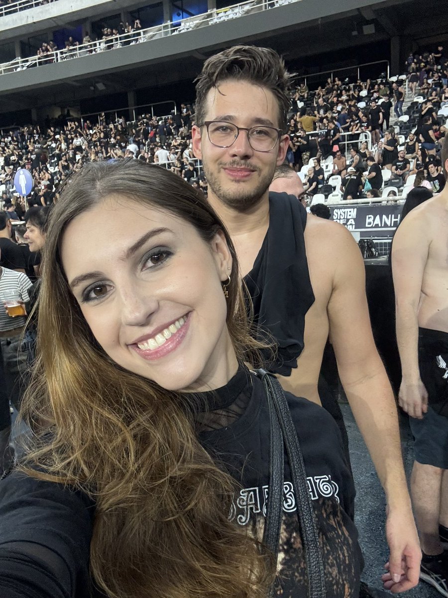 roquenroul's tweet photo. último dia de @systemofadown no brasil e eu ainda não superei esse show 
eu deito pra dormir minha cabeça começa “everybody spinning around. round, round, round and round” https://t.co/oiqK7ZiTUw
