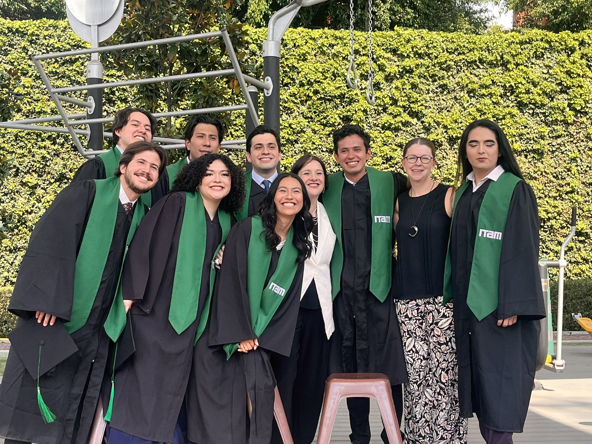 ¡Felicidades a todxa lxs graduadxs de CPol! Enhorabuena politologxs.
<a href="/ITAM_mx/">ITAM</a> <a href="/ExITAM/">ExITAM</a> <a href="/AspirantesITAM/">Aspirantes ITAM</a> <a href="/polprof13/">Alexandra Uribe (ella/she)</a> <a href="/AMGFLDL/">Ana González</a> <a href="/fmcpol/">Facultad Menor Ciencia Política</a>