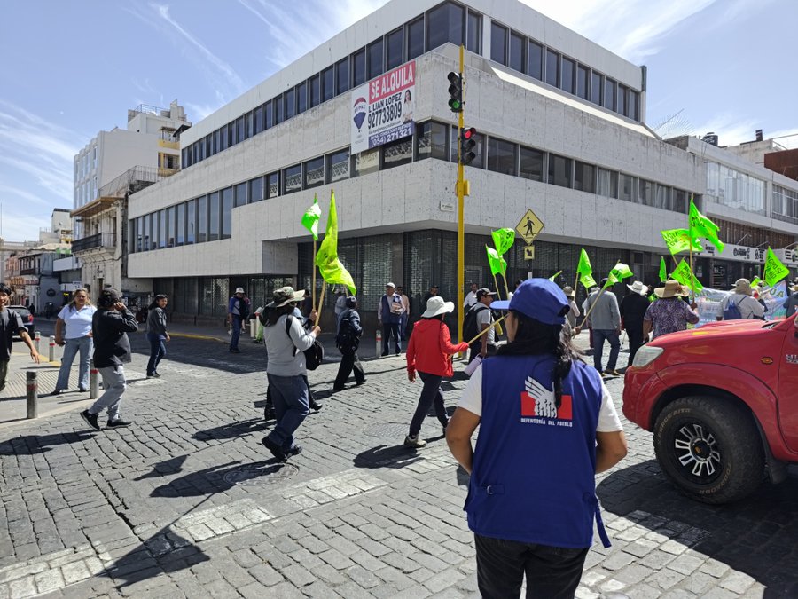 Verificamos la presencia de @PoliciaPeru , exhortando a que cualquier medida adoptada respete el uso racional y debido de la fuerza. Alertamos sobre la afectación a transeúntes de Yanahuara y el Cercado, e invocamos a los manifestantes a respetar el libre tránsito. (2/3)