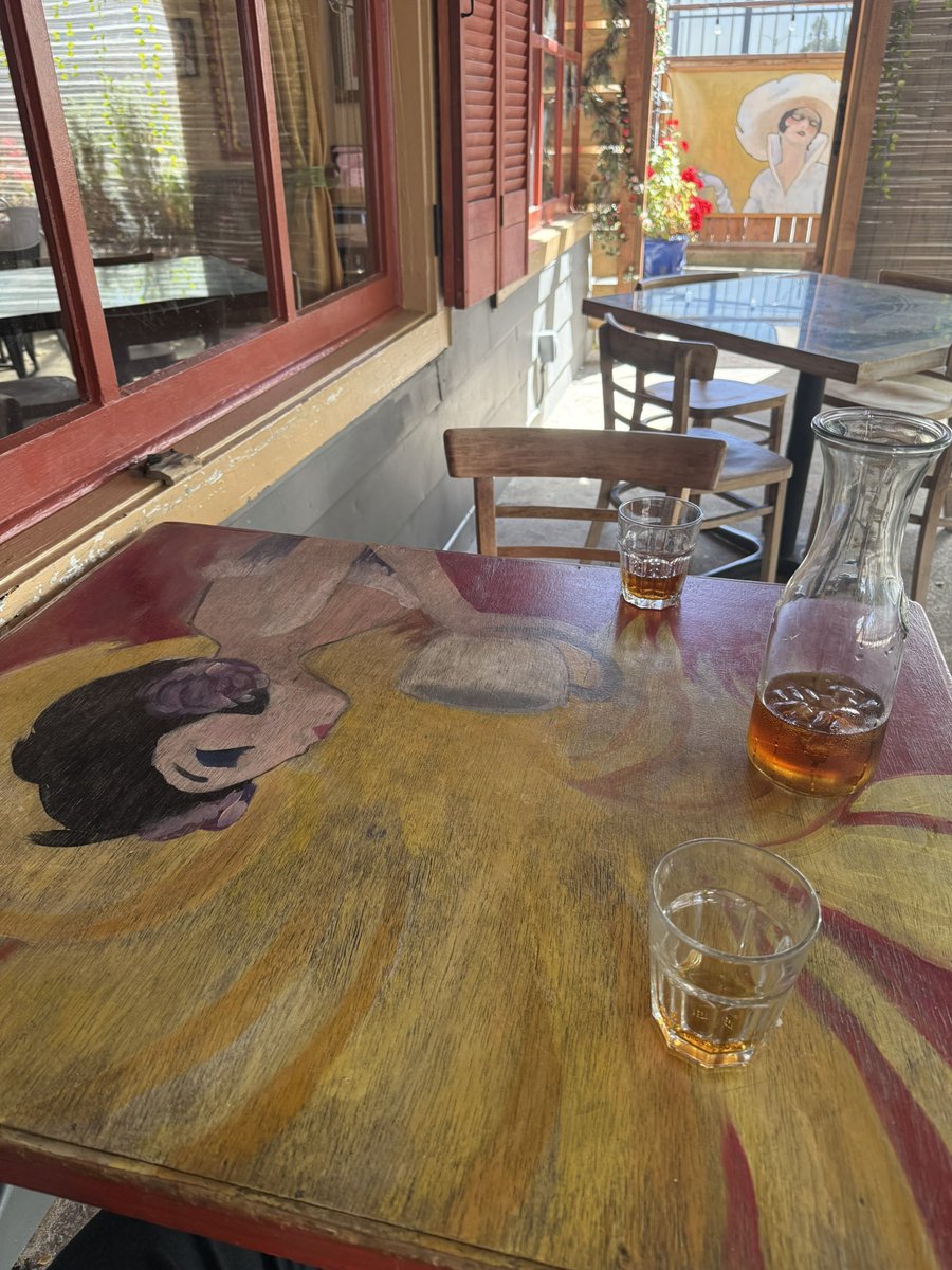 randomly found the best little tea spot in burlingame https://t.co/nzJBchkRxw