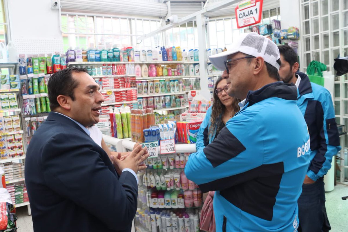 SubRedSurOcci's tweet photo. 🚐💙 ¡La Ruta #SaludAndo llegó a #PuenteAranda! En esta jornada, junto con nuestro secretario de Salud @Gerson_bermont, visitamos los territorios de #MASBienestar con escucha activa, acciones extramurales y encuentros comunitarios en entornos educativos, laborales y hogares. 🤝 https://t.co/wORTfHMMUg