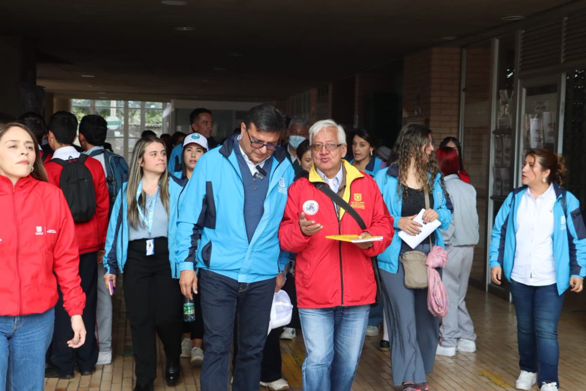 SubRedSurOcci's tweet photo. 🚐💙 ¡La Ruta #SaludAndo llegó a #PuenteAranda! En esta jornada, junto con nuestro secretario de Salud @Gerson_bermont, visitamos los territorios de #MASBienestar con escucha activa, acciones extramurales y encuentros comunitarios en entornos educativos, laborales y hogares. 🤝 https://t.co/wORTfHMMUg