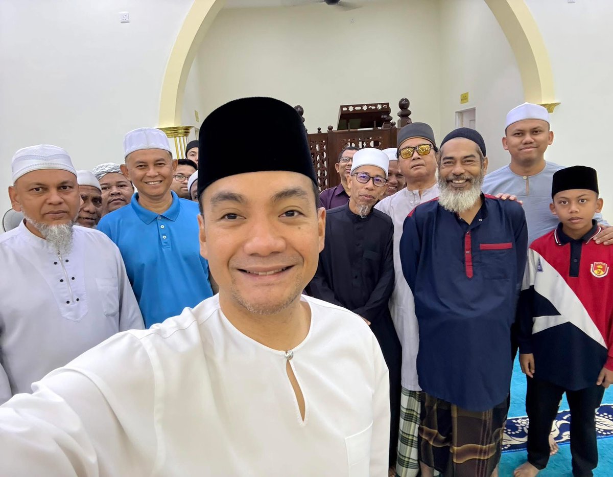 onnhafiz's tweet image. Assalamualaikum WBT dan Selamat Pagi Semua.

Semoga kita semua dipermudahkan segala urusan dan semoga sentiasa dirahmati dan dilindungi Allah SWT. 
❤️💙

#semaraksubuhjohor
#gengsubuhmacamjumaat
#rapatkansaf