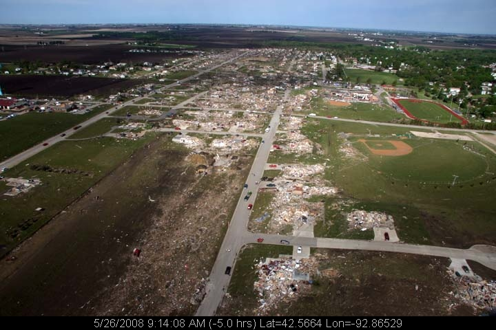 weather_history's tweet image. May 25, 2008:

A major outbreak of 32 tornadoes struck the Central US. Three tornadoes were significant (EF2+), the strongest of which was an extremely violent EF5 that devastated parts of Parkersburg and New Hartford, Iowa. Ten people were killed and 92 were injured.

#wxhistory