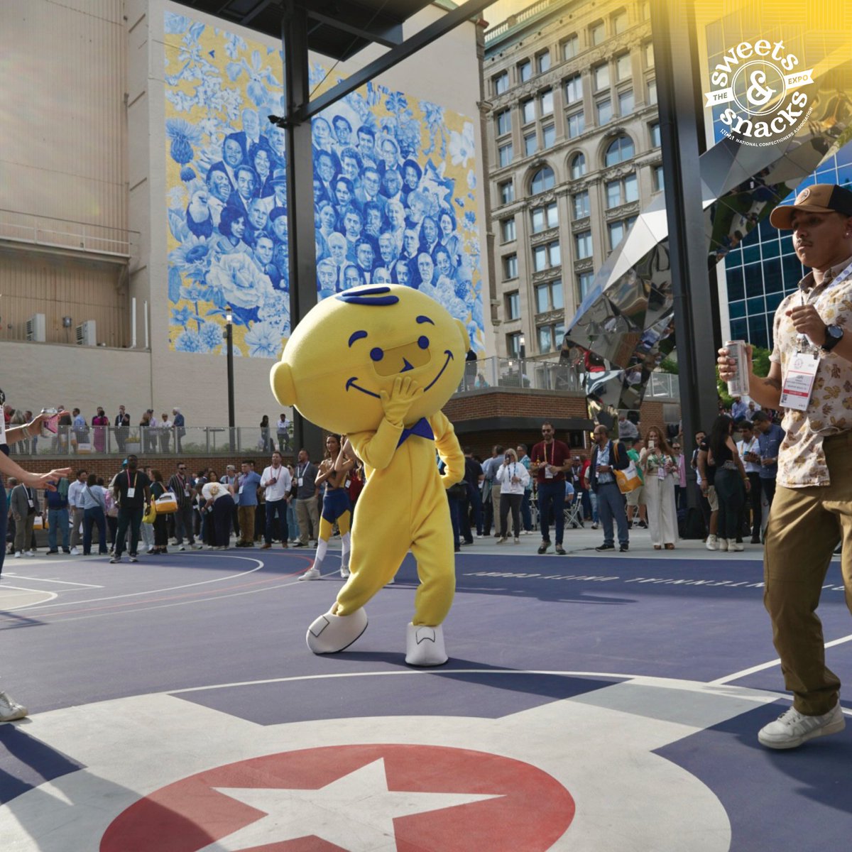 SWEETSandSNACKS's tweet image. Let's keep these good vibes rollin' into Day 3 😎 Thanks to @MarsWrigley, @Fritolay and Ferrara for the happiest of hours! 🏀🍻
#SweetsAndSnacks