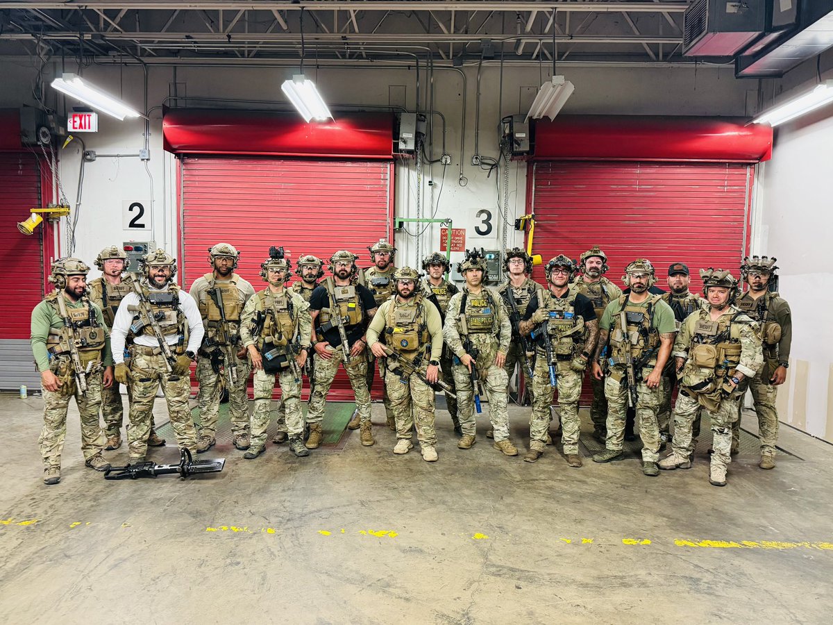 HCSOSWAT's tweet image. This week, our team is focusing on collaboration with tactical bomb technicians, tactical K9 teams, and our friends at @TxDPS. 🇺🇸