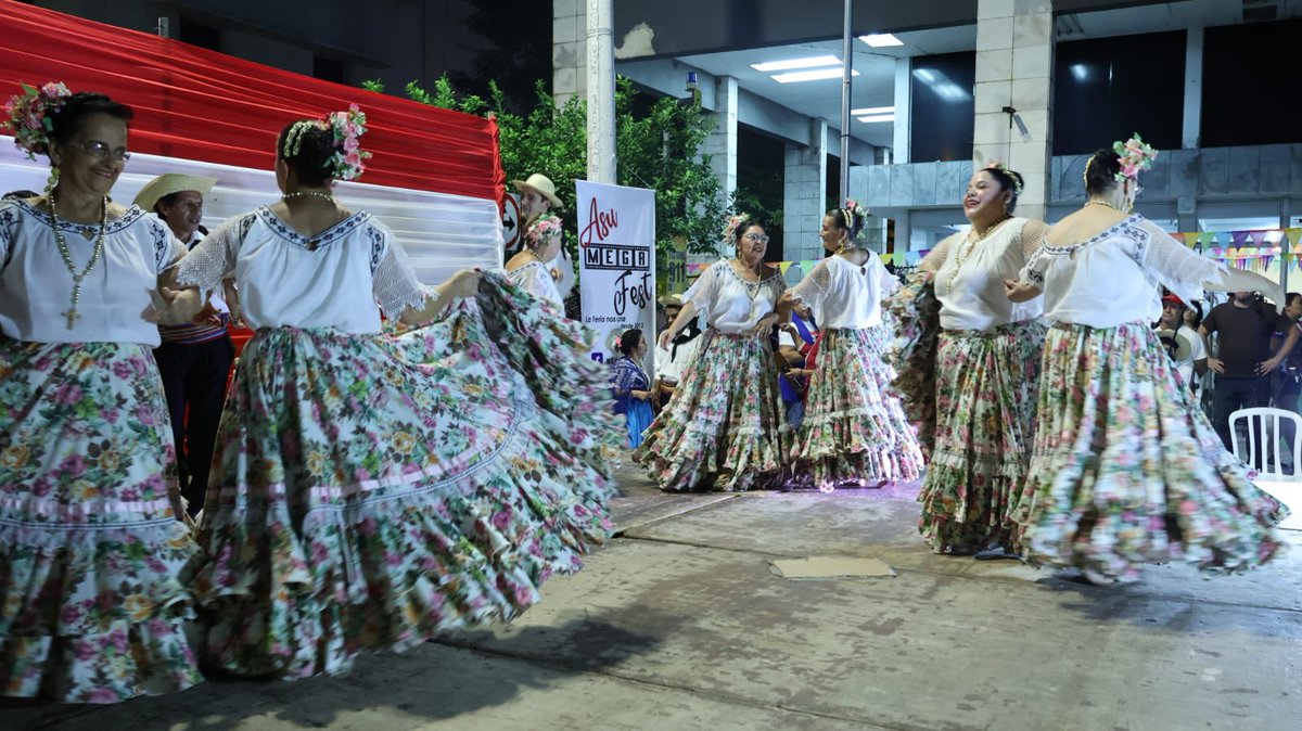 AsuncionMuni's tweet photo. ¡La fiestas patrias se viven en el centro!🤩
En Palma y O’Leary hay un escenario preparado donde varios artistas se suman para celebrar nuestras fiestas patrias como se merece.
¿Y vos te sumás? 👀 #214py 🇵🇾 https://t.co/9qFY1zTM3p