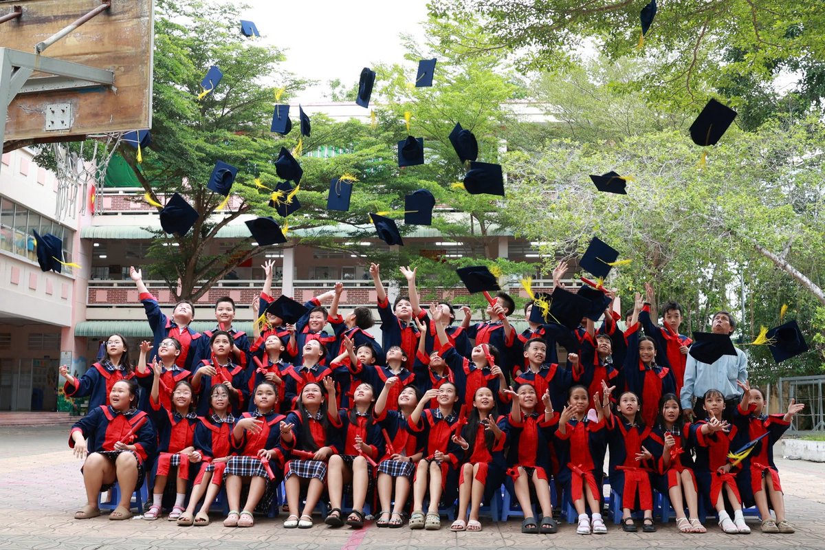 Con gái em học lớp 7
Bé hoàn toàn tự học 
Em không cho con học thêm 
Đương nhiên em cũng không kèm bé

Ước mơ của bé thi vào trường chuyên, sau đó là trường ĐHYD  CẦN THƠ .

Mới học tới lớp 7 mẹ cụp xương sống😁😁 nghe đam mê của con mà lo cho an nguy của mẹ
