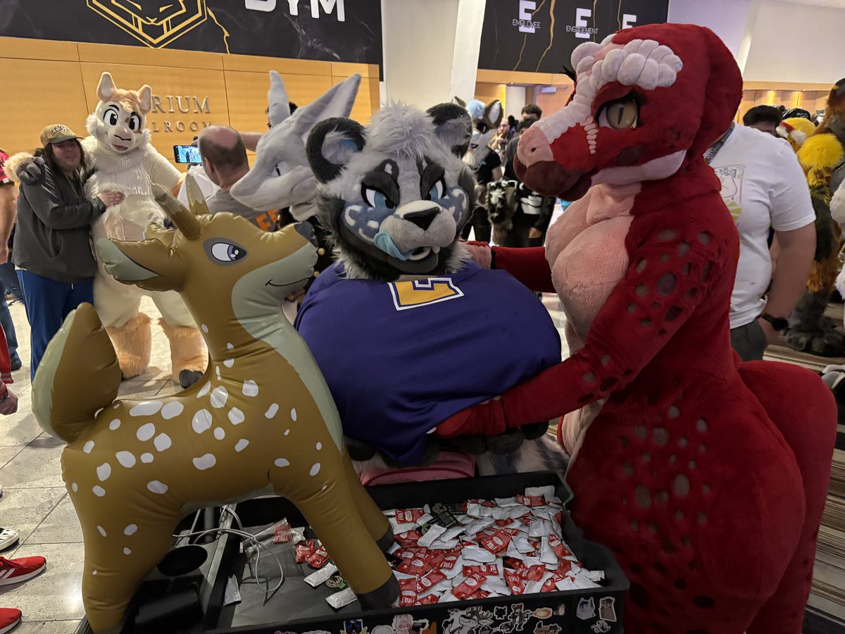 Thank you <a href="/FuzNud/">FuzNud🏳️‍⚧️🔜 FC26</a> for supplying yummy sauce to the lovely furs of #FWA2025 !

Also featuring the boobs of <a href="/Lukaliscious/">Luka</a> 

#furryfandom #furry #fursuit #FursuitsEveryday #furs