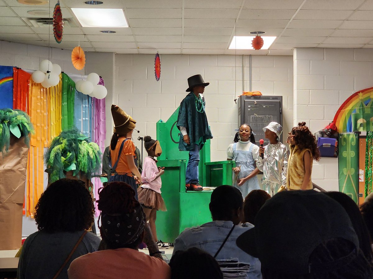 Cedric324's tweet image. Our chorus performed &apos;The Wizard of Oz&apos; play tonight, and it was awesome! Everyone did an amazing job! So proud of our kids! Bravo! 👏🏽👏🏽👏🏽👏🏽 #SupportTheArts #proudteachermoment