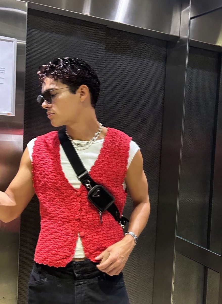 okay this outfit is actually fucking insane THE ARMS