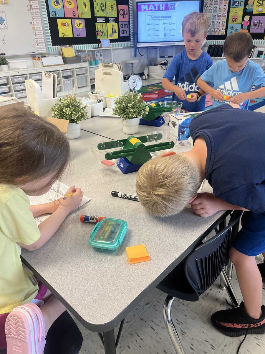 Exploring weight using a pan balance ⚖️ #SCEsoars