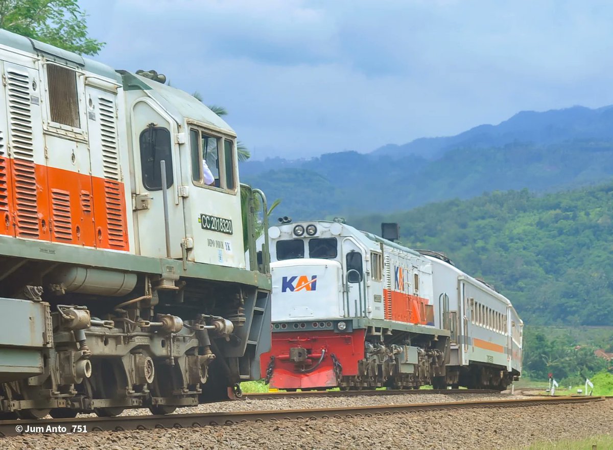 Berawal asing, kini jadi akrab.
Langkah kecil bisa jadi sebab.
Satu sapa dalam pertemuan, ternyata cukup untuk membuka cerita.
Bukan kisah cinta, namun sebuah persahabatan yang tiada duanya. 🫂

Selamat pagi, #SahabatKAI!

#KAI121

Support photo 🙏🏻: jum.anto_751 (IG)
