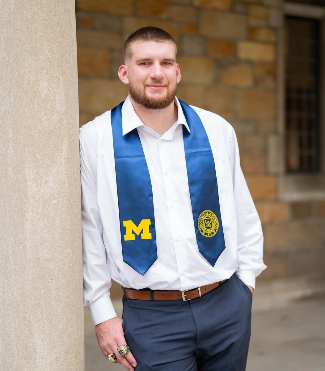 Arizona tackle Tristan Bounds went back to Ann Arbor to graduate from Michigan! Bounds was finishing classes at Michigan, while also going to school and practicing at Arizona. 

(Via Tristan Bounds IG)