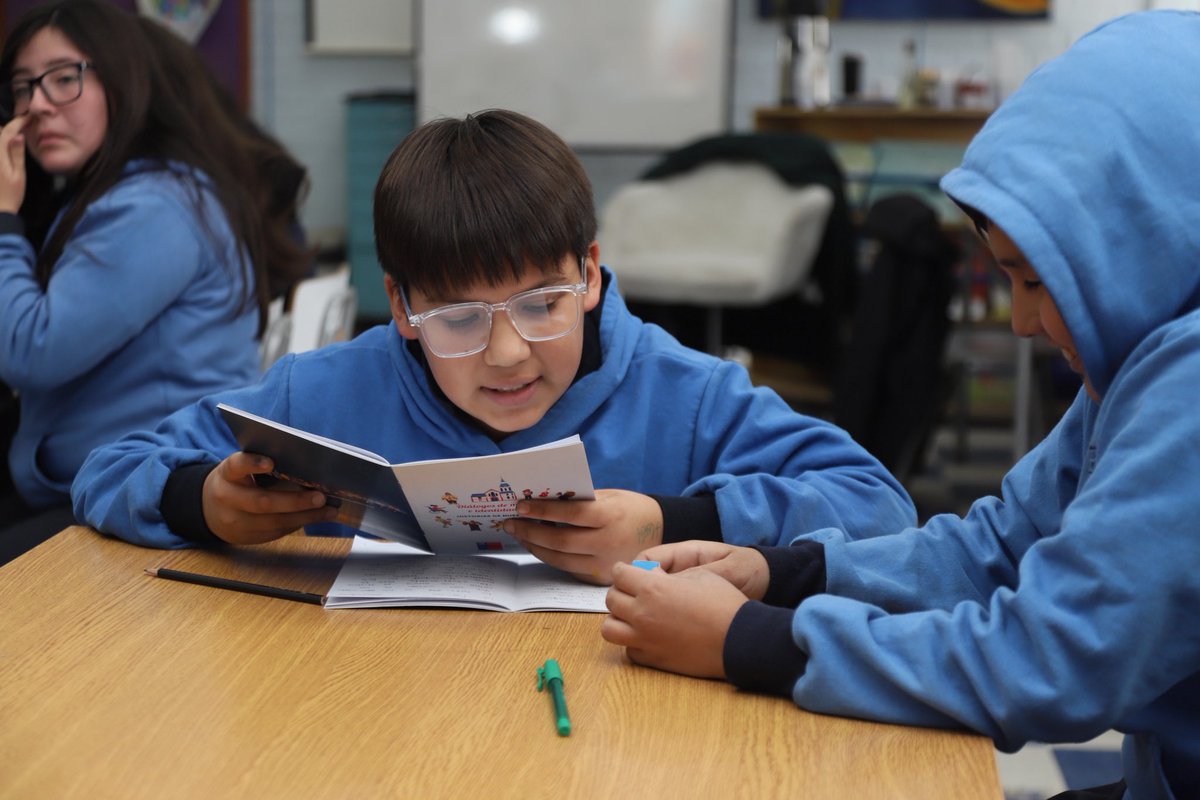 fucoa's tweet photo. ¡Putaendo tiene historias que inspiran!

👉 Estuvimos en la Escuela Paso Histórico El Tártaro compartiendo con niñas, niños, apoderados y docentes un viaje lleno de recuerdos, palabras y mucha identidad local. https://t.co/hYLsXgoek6