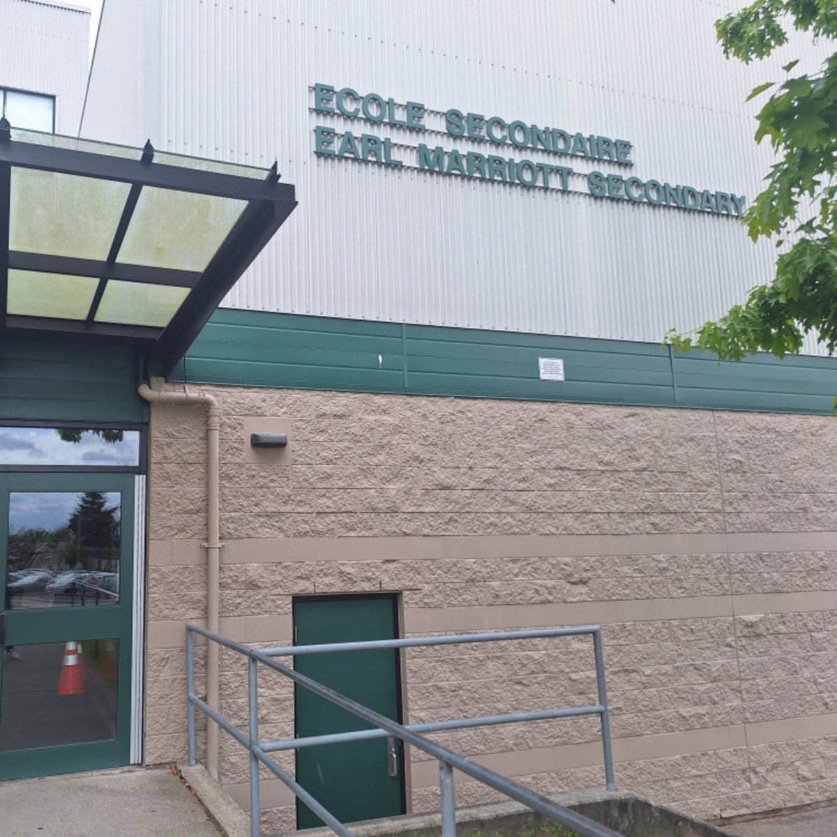 French Immersion students at Earl Marriott Secondary had an amazing experience exploring drumming and francophone cultures during a special visit from Malicounda earlier this week! A huge thank you to @immersart_fccf for funding this inspiring French language cultural visit. 💚