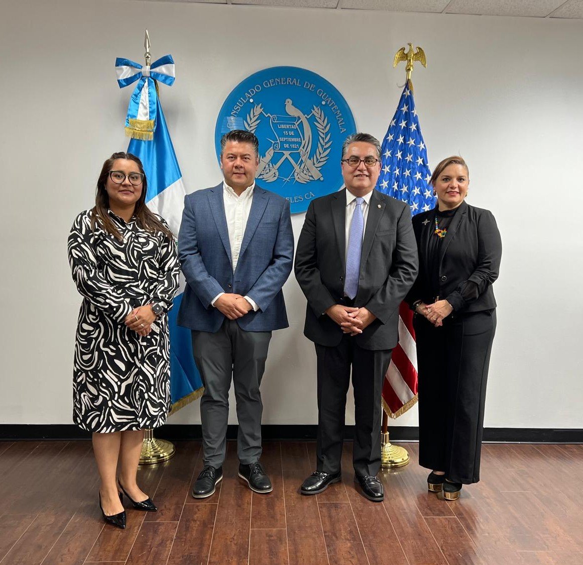 Reunión para coordinación de acciones en beneficio de la comunidad guatemalteca y de la #DiplomaciaComercialGT con el Director de Distribución y Desarrollo de Mercados de la Línea Aérea <a href="/viajaVolaris/">Volaris</a>  y su representante regional local.