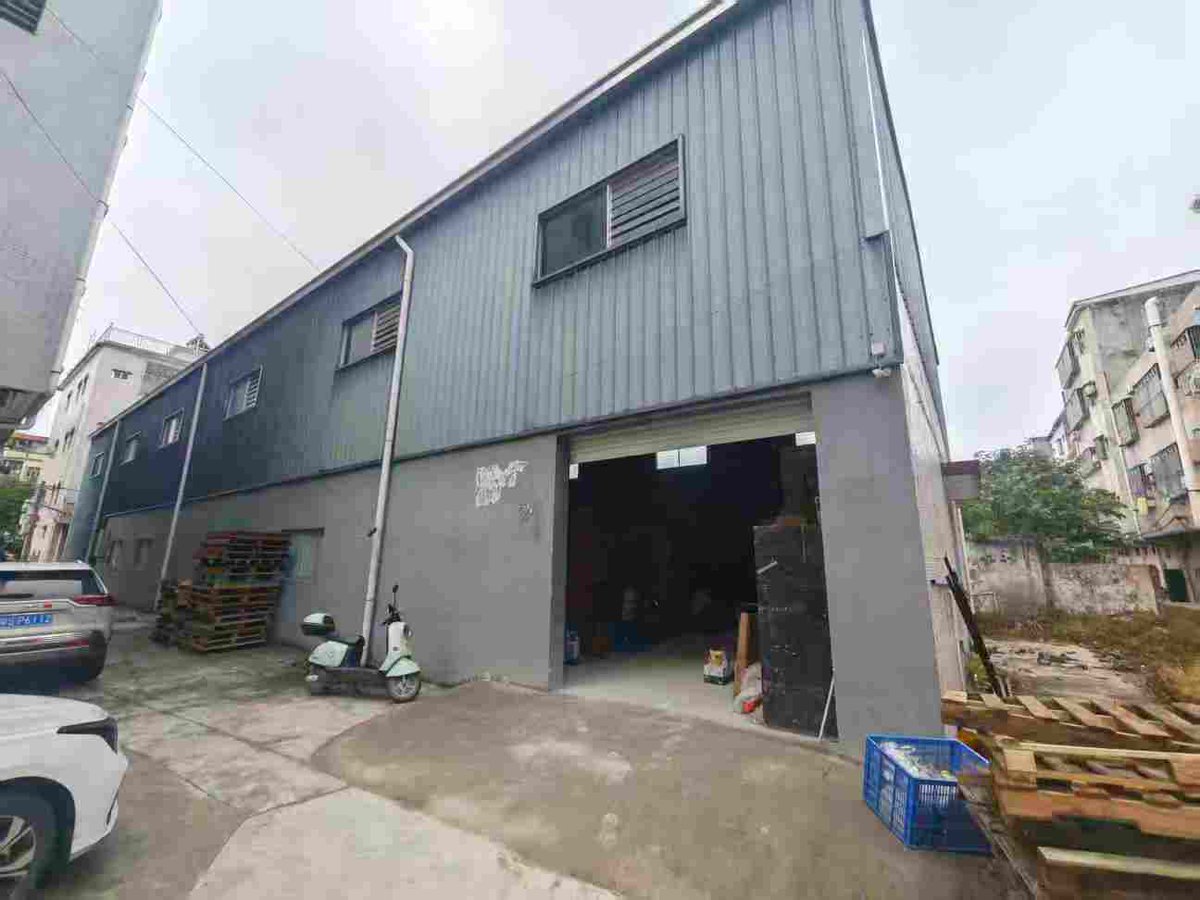 Don't buy fake products! We had another successful counterfeit factory raid in Dongguan City, Guangdong Province, #China where 3,500 units seized including counterfeit #LOLSurprise, #RainbowHigh and other MGA brands. Knock-offs and counterfeits aren't safe.