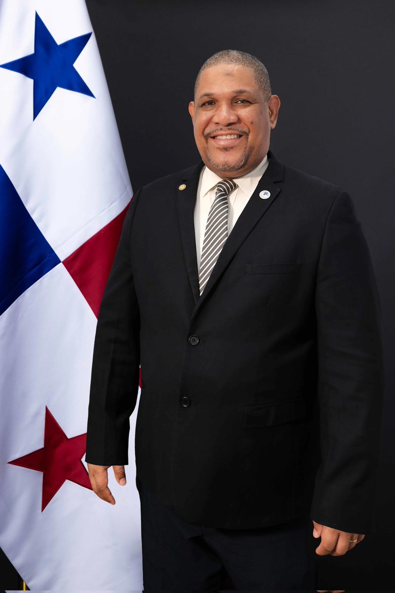felixchaveztv's tweet image. ¿Quién es Carlos Godoy, el nuevo director del IFARHU?
-En el 2014 fue denunciado por peculado y delitos contra la administración pública (Gobierno de Martinelli) por irregularidades en la entrega de becas cuando fue director de finanzas y planificación del IFARHU.
-Actualmente…