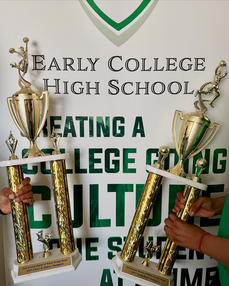Today was a GOOD DAY! Bravo to @echs_mnps &amp; @bigpicnashville! Our schools rock! @echs_mnps took the 🏆 for Year 2 - for 🏀 &amp; 📣! We’re now 1 &amp; 1! More pictures coming soon! 
💚🤍+ 🏀 +❤️🖤 #BattleOfWhiteBridge #ECHSLevelUp #HSDualEnrollment @metroschools
