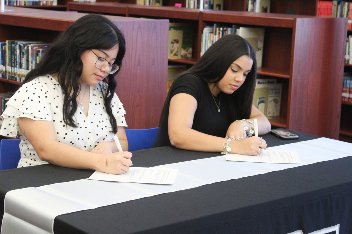 DickinsonISD's tweet image. Huge shoutout to our students who signed straight into the workforce at CTE Signing Day! They’re launching careers right after graduation—some even earlier. We’re so proud of their hard work and can’t wait to see all they accomplish!
#CTESigningDay #GatorProud #WorkforceReady
