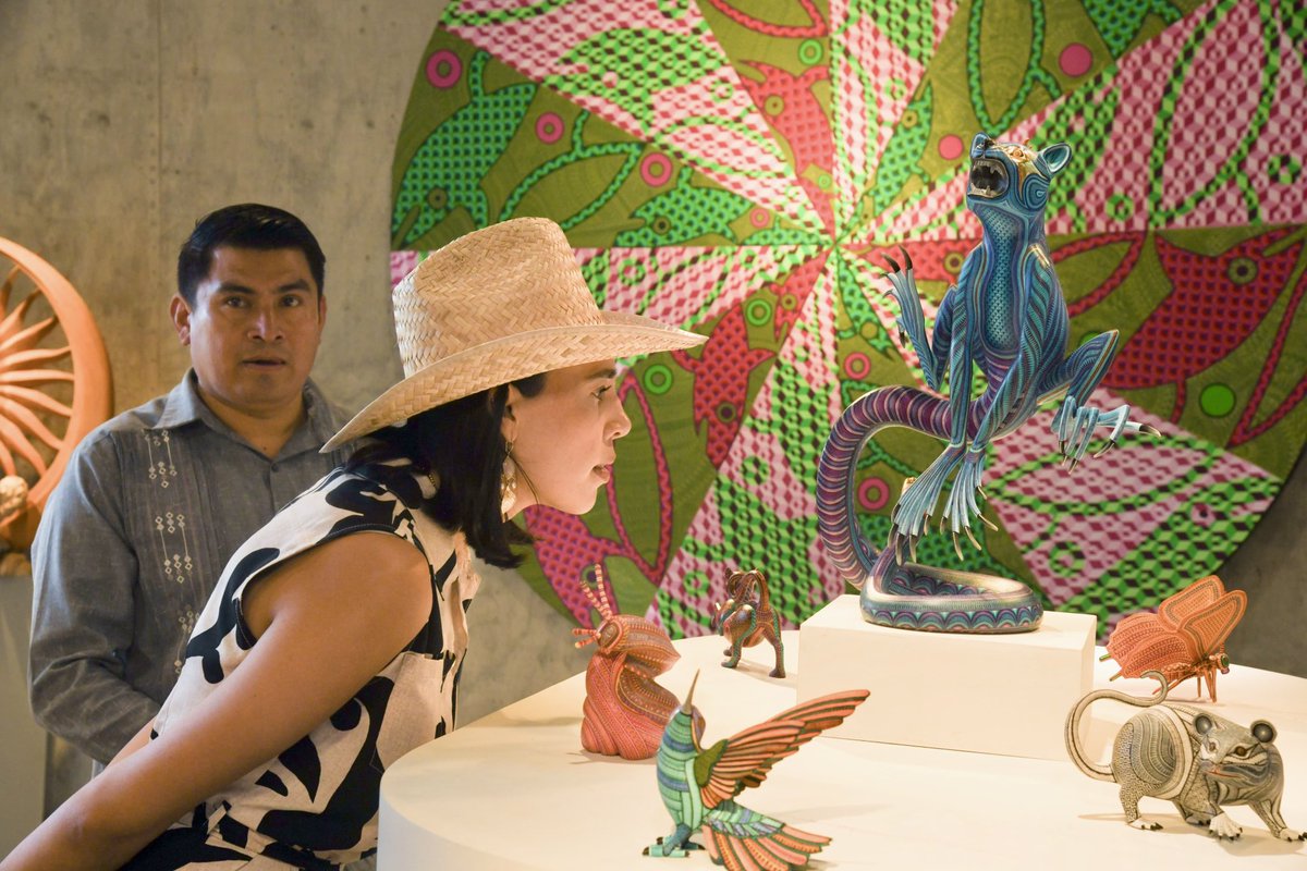 Color y tradición en cada talla

Llegamos a San Martín Tilcajete, tierra de maestras y maestros artesanos que transforman la madera en coloridas piezas llenas de tradición y orgullo. Junto a la secretaria federal de Turismo, <a href="/josefinarodzam/">Josefina Rodríguez Zamora</a>, recorrimos el taller de <a href="/jacoboymaria/">jacoboymariaangeles</a>.