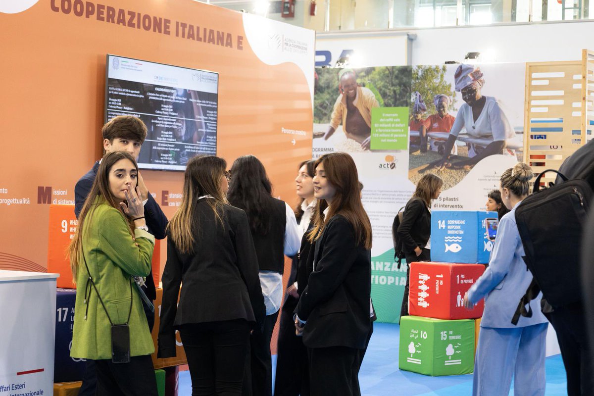 aics_it's tweet photo. Prima giornata di #Codeway. Allo stand MAECI-AICS il racconto delle iniziative del #PianoMattei, con la visita del VM @edmondocirielli. Interessanti scambi con operatori e beneficiari su moda etica, formazione professionale in #Africa, Regioni e cooperazione decentrata https://t.co/hVFGYNgJDz
