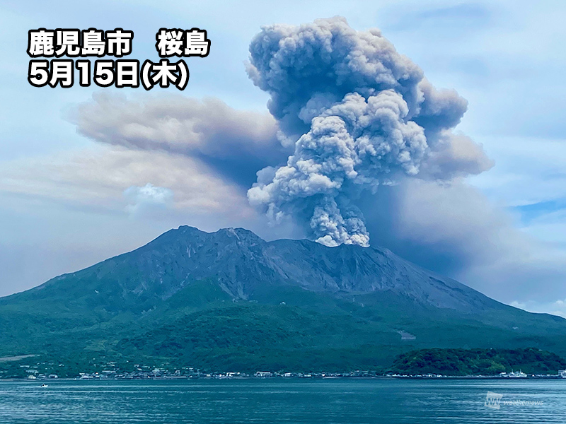 wni_jp's tweet photo. 【桜島噴火　宮崎市にも降灰広がる予想】
今日15日(木)昼前に、鹿児島県・桜島で噴火が発生し、噴煙は火口縁上3000ｍまで上がりました。降灰は宮崎県宮崎市まで広がる可能性があります。
https://t.co/H70zUWz10d https://t.co/XzcykVUeLT
