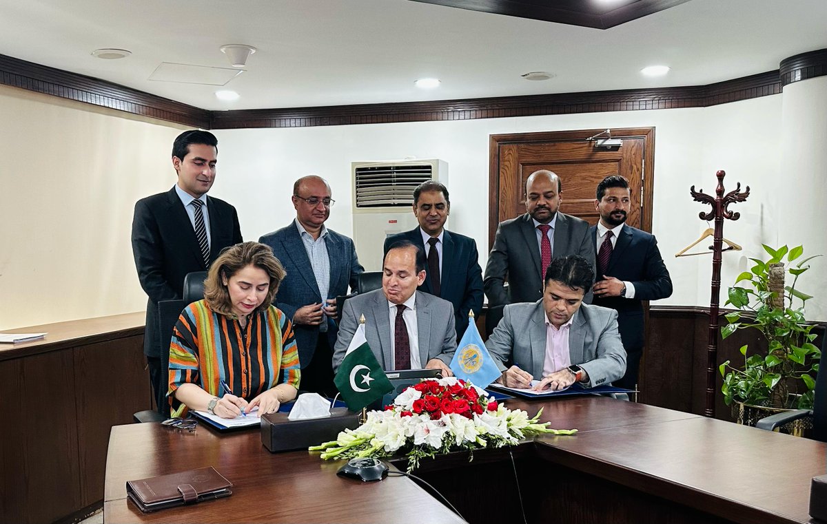 SzabistZabtech's tweet image. SZABIST ZABTech, in partnership with OGDCL &amp;amp; Govt of Sindh, is launching a state-of-the-art TVET Skill Center in Kashmore. Offering free training to 2,400 youth over 5 years. Agreement signed in the presence of MNA Ali Jan Mazari, MD OGDCL &amp;amp; others. #SkillsForAll #TVET