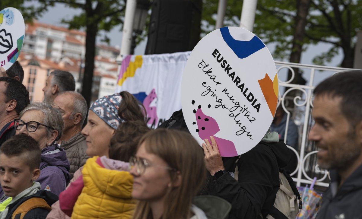 admeuskeraztald's tweet photo. Gaur hasiko da Euskaraldia

'Belarriprest' eta 'ahobizi' txapak janzteko eguna
https://t.co/wwutSm5exq https://t.co/bAdwIfqFqP
