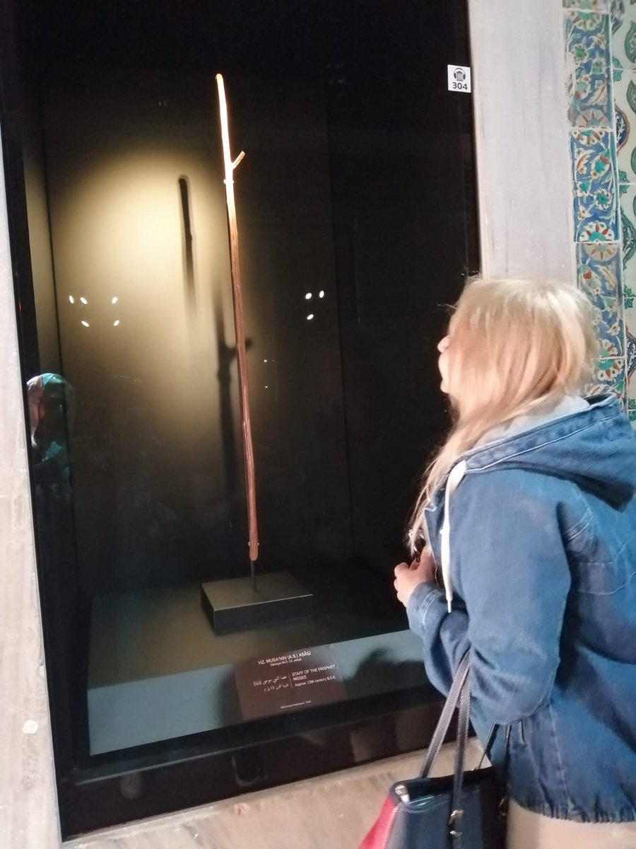 Dünyalar Güzeli dünyalarTatlısı Hz.Musa'nın ASASI.
Azgın,zalim ,inkarcı Firavunu yerle bir etti ,ve  sihirbazlarını İmana getirdi , evrimi yerle bir etti.ASA bu işte . Allah Ne güzel gösteriyor MaşaAllah,