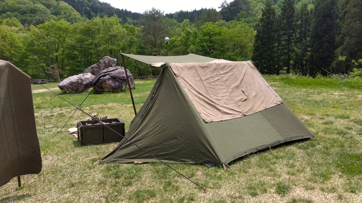 ScratchingM's tweet photo. USパップテントに旧日本軍携帯天��を被せてたまには日光浴。
完ソロという事で一人でのんびり飲んでいたらなんだか炊事場が騒がしい。
なんと猿の群れ🐒🐒🐒
ワタシに気づいて逃げて行ったけどキャンプ場の奥で猿達はくつろいでいる。
管理棟で聞いたらこちらには来ないとの事😅
#軍幕
#ソロキャンプ https://t.co/BXvSdSrQj9