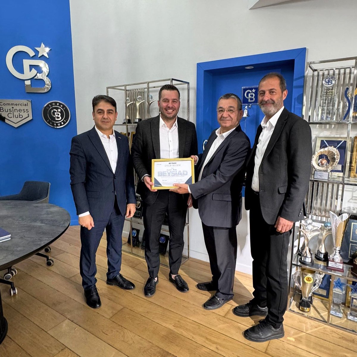 BEYSİAD Yönetim Kurulu Başkanı Sn.İrfan DOYRAN, Başkan Yardımcısı Sn. Dinçer MUMCU, Genel Sekreteri Sn. Hayrettin PEKSOY misafirimizdi. Üretim ve iş alanında hep birlikte kollektife sağlayabileceklerimiz ile ilgili faydalı istişarelerde bulunduk. Çok teşekkür ederiz
#dernek #iş
