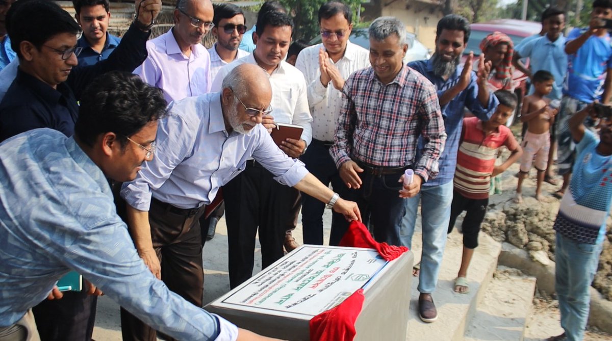 foundation_wave's tweet image. রাজশাহী জেলায় খরা প্রতিরোধে সংস্থা কর্তৃক বাস্তবায়িত ‘এক্সটেনডেড কমিউনিটি ক্লাইমেট চেইঞ্জ প্রজেক্ট-ড্রট (ইসিসিপি-ড্রট)’ প্রকল্পের আওতায় ১৪ মে ২০২৫ চৌদুয়ার গ্রামে পুনঃখননকৃত চৌদুয়ার পুকুরের শুভ উদ্বোধন করেন পল্লী কর্ম-সহায়ক ফাউন্ডেশন এর চেয়ারম্যান জনাব জাকির আহমেদ খান।