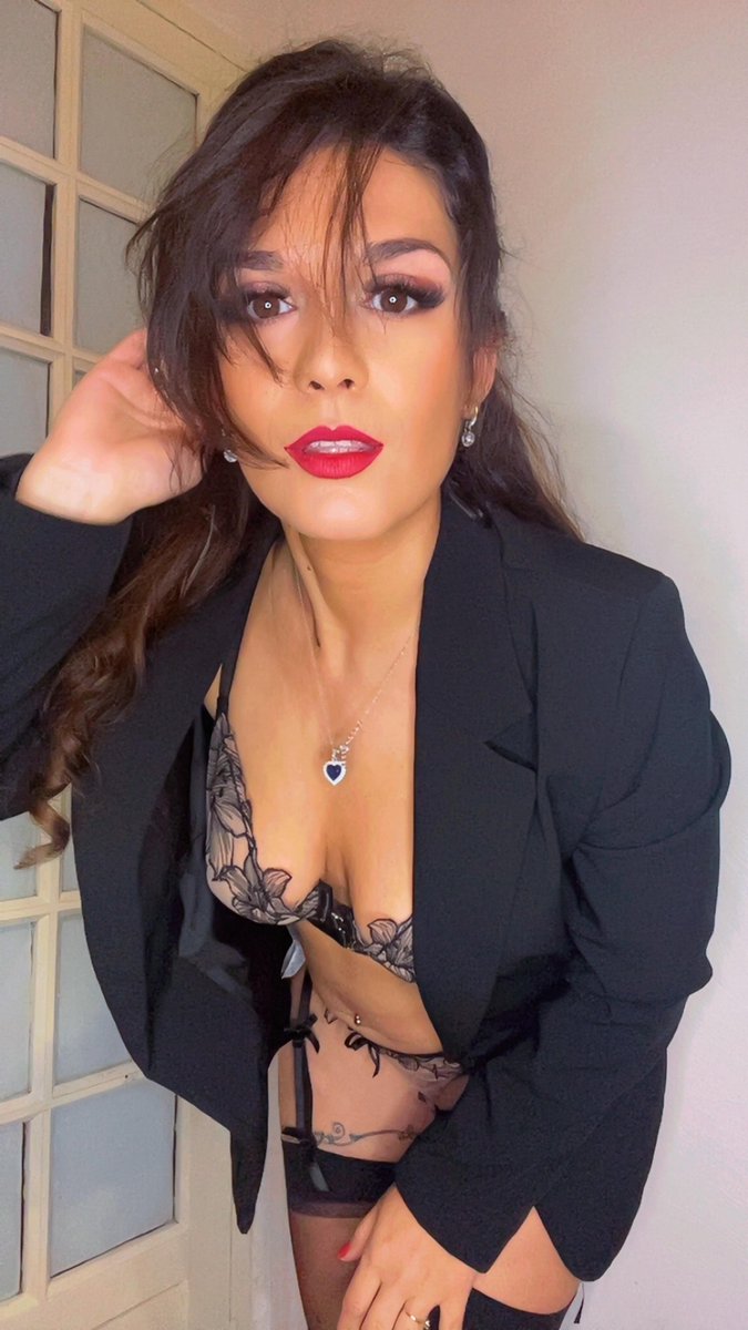 Lola Deluca, superbe femme de 36 ans, t'attend sur VTC pour des échanges snap ou des cam très hot 🔥
--&gt;vends-ta-culotte.com/user/354166/Lo…
#femmesexy #sexy #brune #lingerie #camgirl