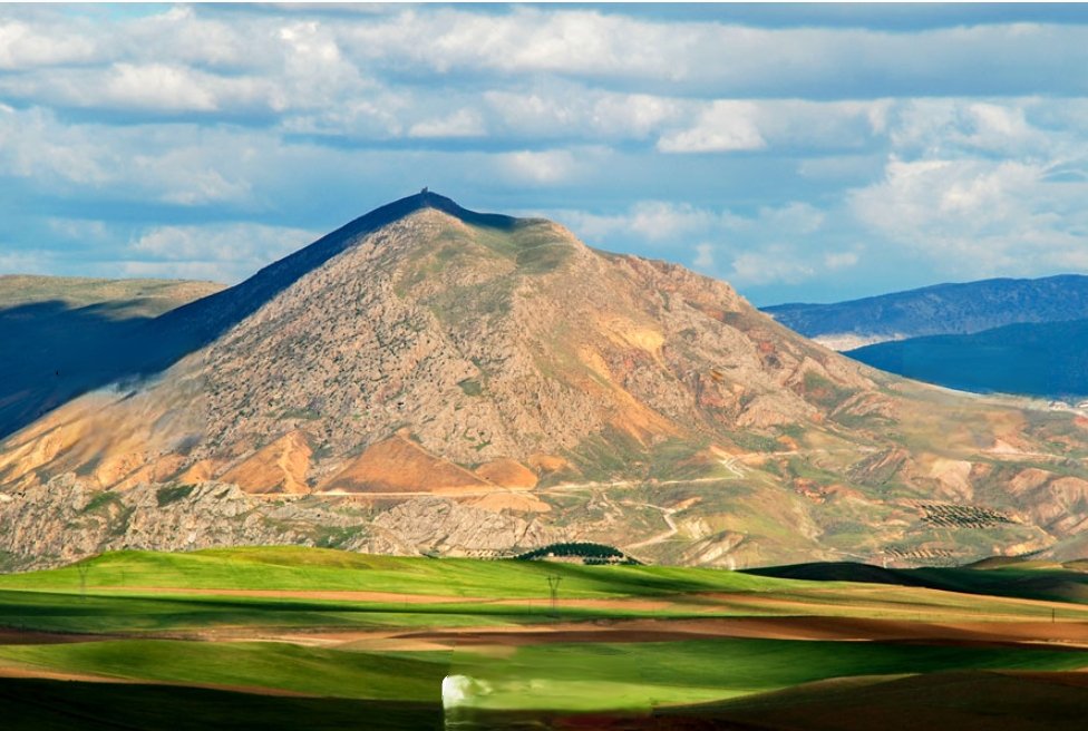 ‘’ KUTSAL MUŞAR DAĞI’’

TURAN GAZETESİ KÖŞE YAZIMIZ"

Bir bilge der ki: "Kutsal Dağ'a çıkan, yalnızca yükünü değil, kendini de geride bırakır." Belki de bu yüzden, yol uzun, hava serin, ama ruh hafiftir o yollarda.  Yazımıza bu anlamlı söz ile başlarken kutsal mekânlardan