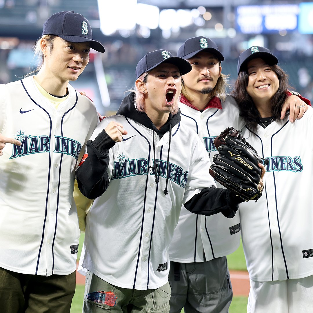 MLBJapan's tweet photo. 【 #マリナーズ 】始球式に @ONEOKROCK_japan が登場🤩
日本のレジェンドバンドがT-mobileパークでナイスピッチを見せてくれました🇯🇵 https://t.co/gBZb7nwBU4