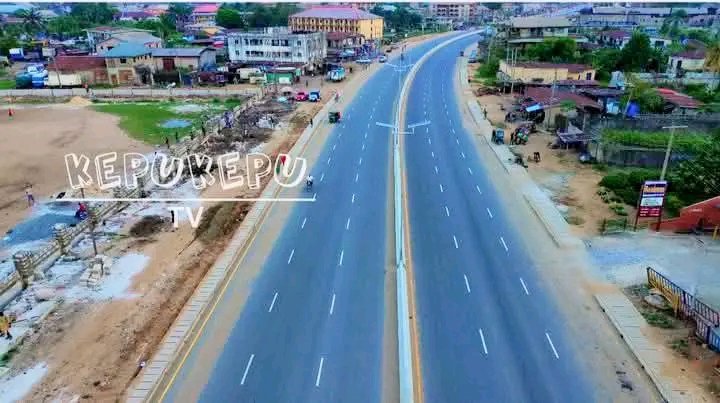 Abia_gazette's tweet photo. This is Porthercourt Road Aba.
God bless @alexottiofr 

#Abiafirst 
#Otti
#Abia https://t.co/0ksLZfDcxr