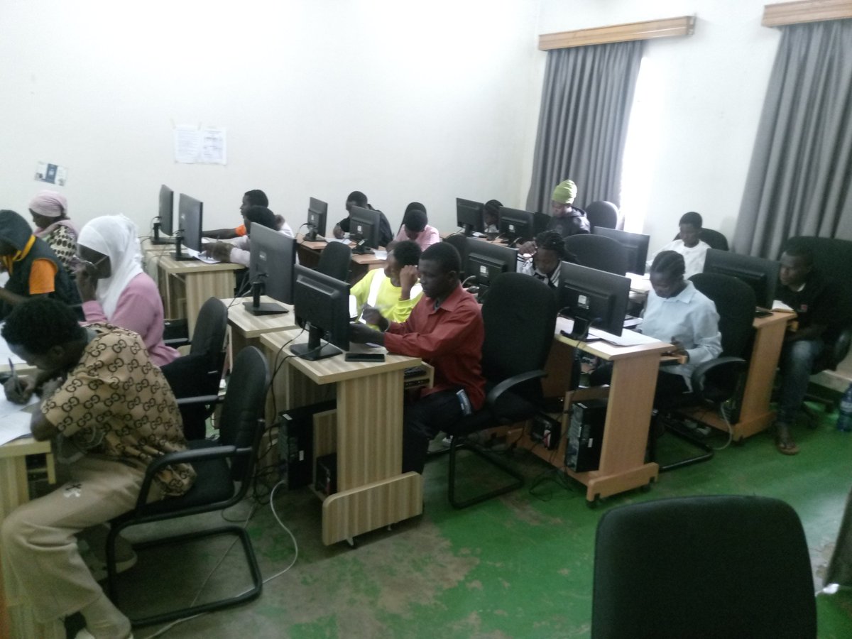 IbyiwacuGroup's tweet image. Urubyiruko rwo Mukarere ka @Nyarugenge mu mirenge igize Ako karere , Bahuguwe mubyiciro bibiri birimo 1.Gushaka akazi 2.Gukora no gutegura imishinga 
3.Ikoranabuhanga 
4.Ubukorikori
5.Ubuhinzi bubungabunga ibidukikije.
Abahuguwe bazahabwa certificate muri #JoBNet @CityofKigali