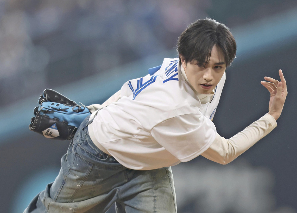 livedoornews's tweet photo. 【背番号13】中島健人、人生初の始球式！日本ハム―オリックス戦
https://t.co/U7WaNsQmy3

大きく振りかぶってから投じた球はバウンドして、中島の大ファンという捕手役・田宮裕涼のミットへ届いた。投球後、中島は「僕なりに盛り上げていけたんじゃないかなと思います」と話した。 https://t.co/ZZSeQAgcrg