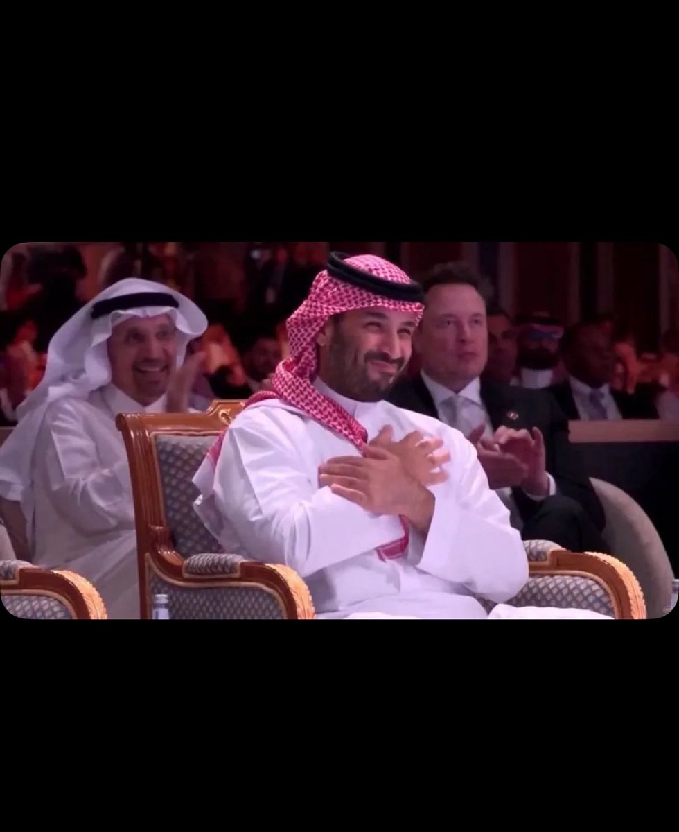 #ياولي_العهد_يالقائد_العظيم
@saadTM2030 

يوم الارواح تستنجد بوجه الظلام
ومابقى فيه خاين مابعد خانها 

طار من صدر اخو نوره حمامة سلام 
خلت الكون كلّه تحت جنحانها 
🕊️🇸🇦