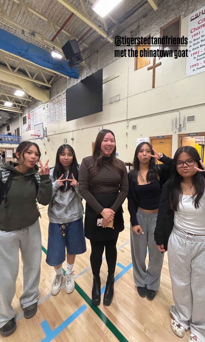 Omg these hs students from father Lacombe asked to be in a photo with me :)))) I feel 17 again.