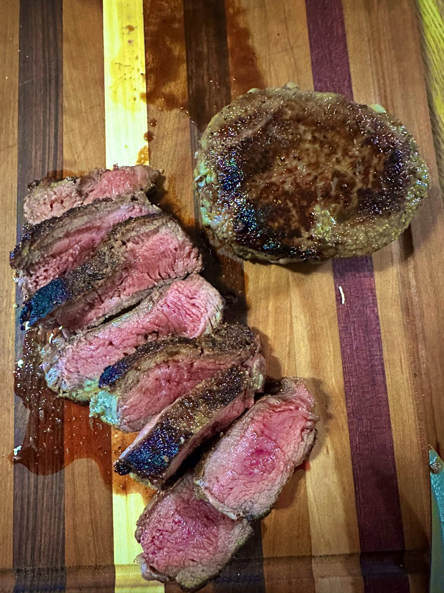Perfect cast iron sear on these perfect 8 ounce sirloins from <a href="/blakealbers/">Blake Albers 🥩</a>
