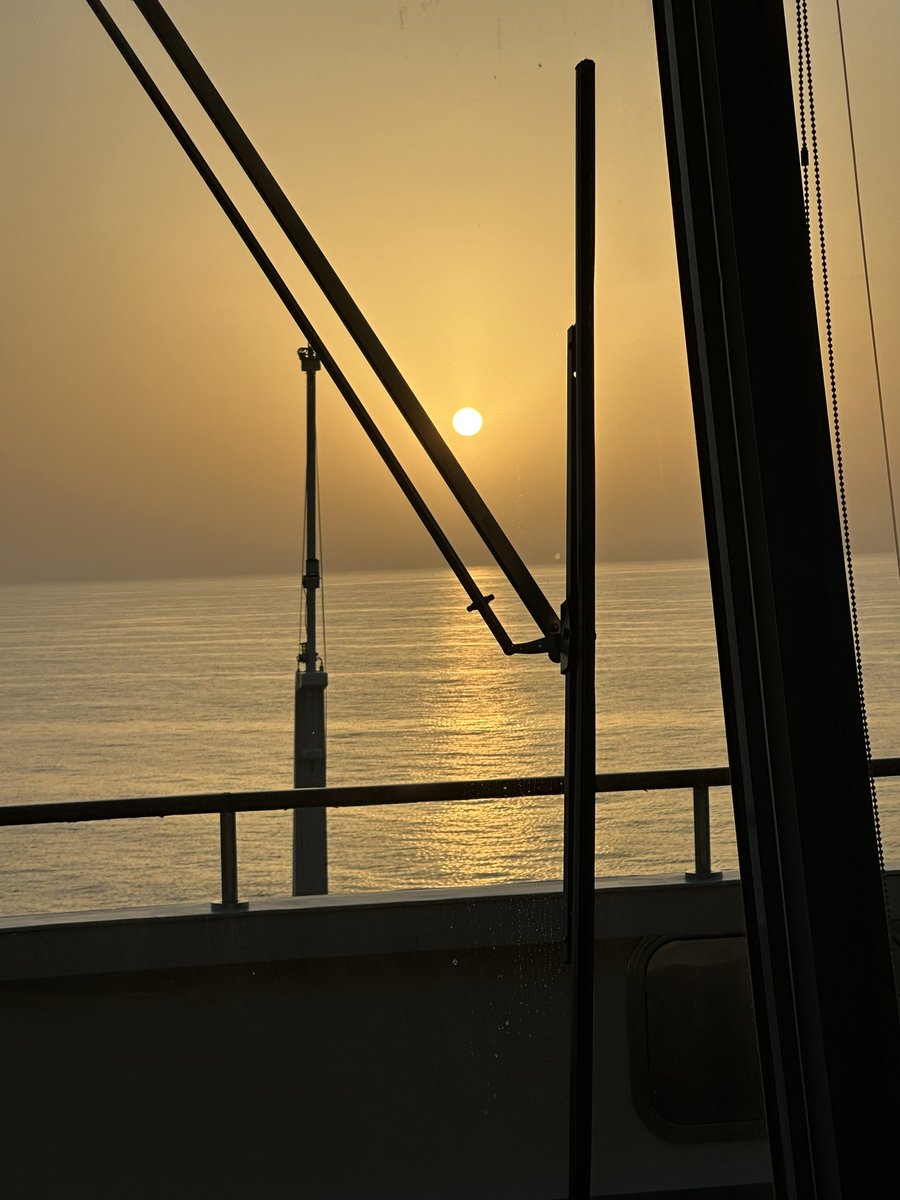 أحيانًا، لا تحتاج أن تبتعد… فقط أن تغيّر زاوية رؤيتك
صباح الخير.