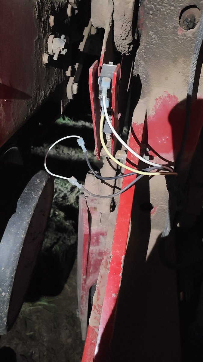 Always at night time a switch has to fail for folding the planter. A little wire to the rescue